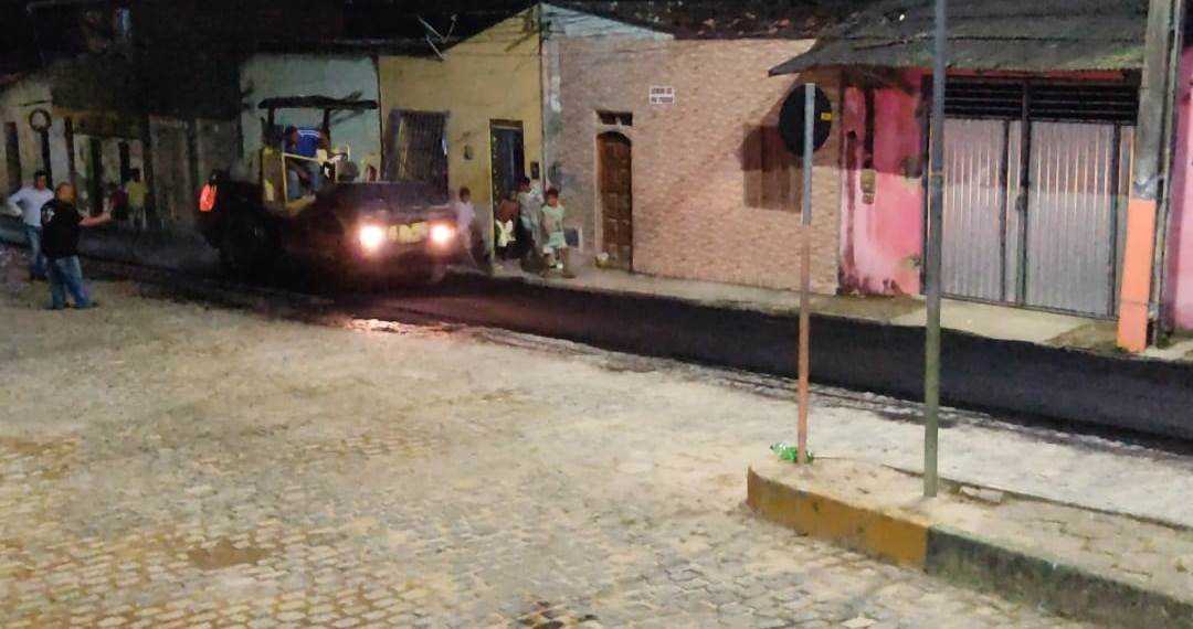 Camacã: Prefeito Paulo do Gás leva asfalto para Leoventura com recursos próprios